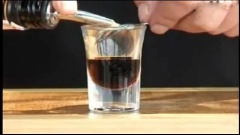 Rót thật chậm rượu Baileys Irish Cream vào đằng sau một chiếc muỗng cà phê.