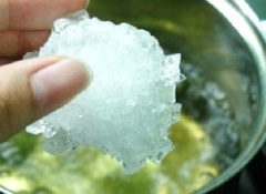 Sau đó, cho đường phèn vào. Đường phèn sẽ cho mùi vị thanh hơn đường trắng. Trong lúc chờ đường tan thì pha loãng bột sắn dây với 3 muỗng canh nước.