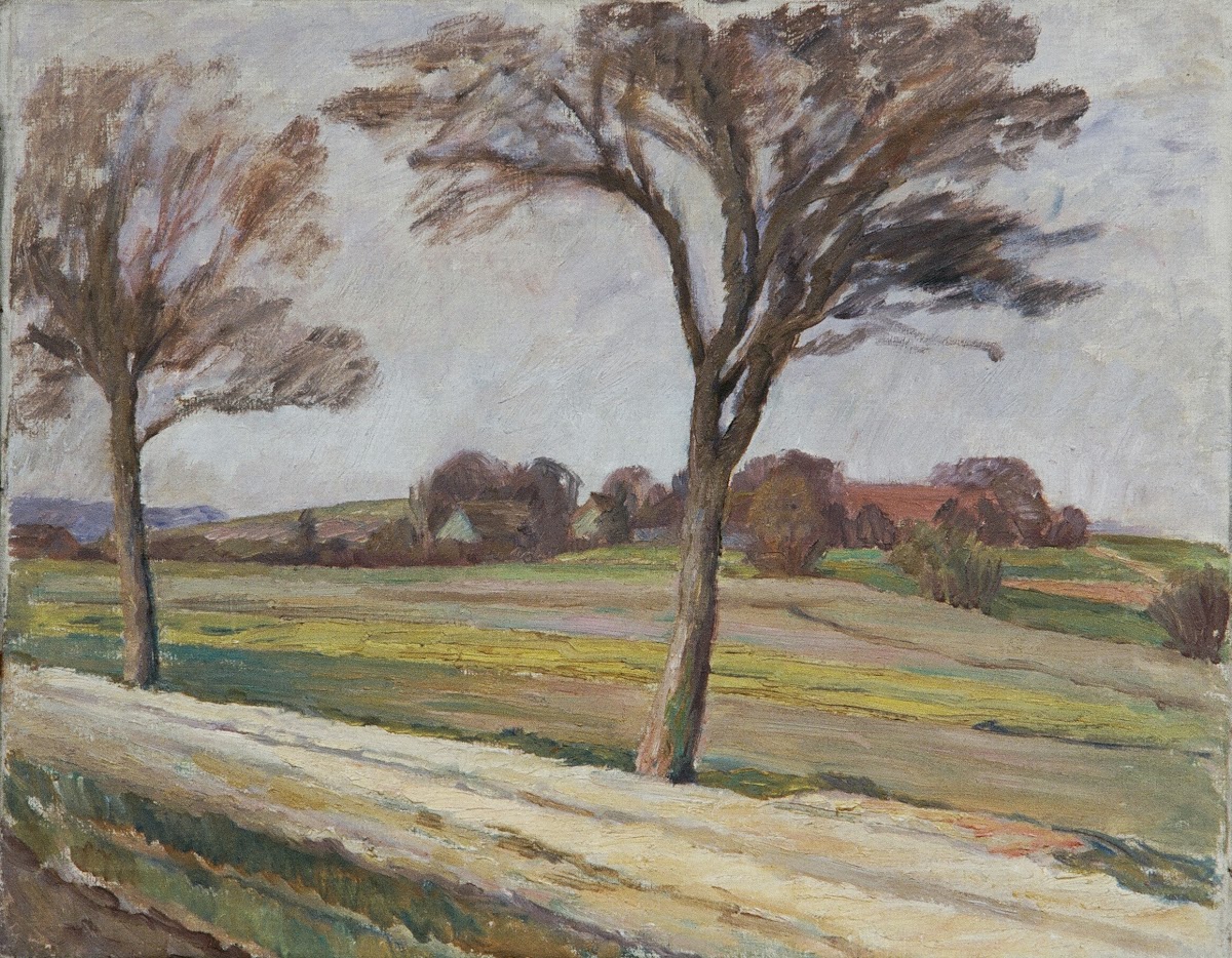 Weg mit Bäumen und Gehöft