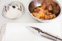 Lấy gà ra khỏi tủ lạnh. Chuẩn bị sẵn chén bột bắp và giấy ăn để thấm dầu.
