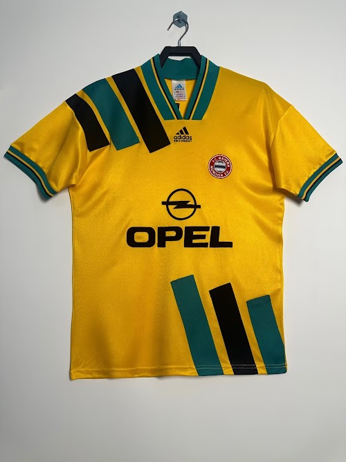 Equipación de visitante del Bayern 1993-95.jpeg