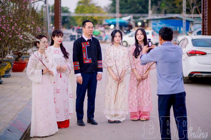 Khi cán bộ 'lên sóng': Cách làm mới trong truyền thông du lịch - Báo Điện Biên Phủ