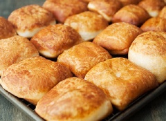 Trong chảo dầu nóng, bạn thả từng miếng vuông vào chiên cho đến khi bánh nở to và vàng đều 2 mặt. Khi bánh chín, bạn thấm cho ráo dầu rồi để nguội bớt, sau đó cho đường vào một túi nylon lớn rồi cho từng chiếc bánh vào lắc nhẹ để bánh được áo 1 lớp đường.