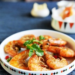 Cho tôm rang tỏi ớt ra đĩa, ăn nóng với cơm.
