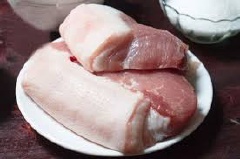 Thịt heo rửa sạch, để nguyên miếng. Tỏi, hành tím bóc vỏ, cắt nhỏ như hình bên.