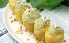 Nhồi xôi vào trong múi mít, cho ra đĩa. Rắc đậu phộng, dừa nạo lên trên là món ăn đã hoàn thành. Chúc các bạn ngon miệng.
