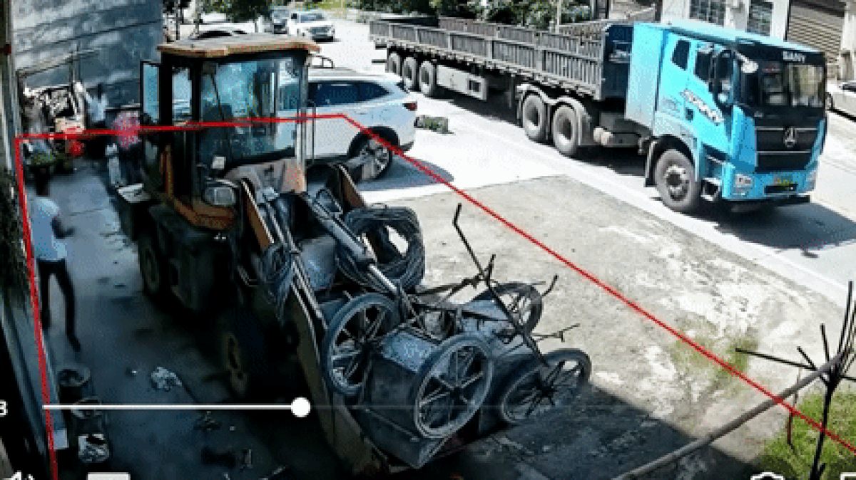 Thót tim cảnh xe bồn mất lái lao vào khu dân cư, nhiều người may mắn thoát nạn - Báo VietnamNet