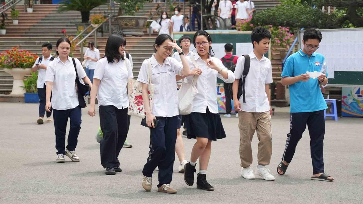 Thí sinh Hà Nội hoàn thành buổi thi chuyên lớp 10 đầu tiên - Đài Phát thanh và truyền hình Hà Nội
