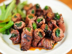 Phết sốt hoisin lên một mặt của các lát thịt bò, đặt hành lá lên mặt thịt có sốt hoisin, cuộn thịt lại. Dùng tăm ghim để thịt không bị bung ra là có thể dùng rồi nhé! Có thể chấm với ít nước tương và mù tạt nếu bạn ăn được cay. Hoặc làm thêm phần sốt tùy thích rưới lên sẽ càng ngon hơn.