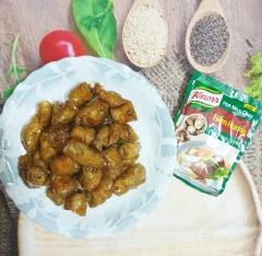 Nước sốt rút phân nữa thì mình cho hết tất cả mì căn đã chiên giòn vào đảo tầm 3 phút cho thấm sốt. Tắt bếp trang trí. Món này mình ăn với cơm nóng hoặc bánh mì.