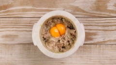 600gr tôm lột sạch vỏ,bỏ đầu, bỏ chỉ lưng lau khô cho vào ngăn đông tủ lạnh 15 phút, Ngò Rí rửa sạch giữ lại gốc, tỏi lột vỏ. Đem phần gốc ngò rí băm cùng 50gr mỡ heo và 3 tép tỏi. Cho phần tỏi, gốc ngò rí, mỡ heo đã băm vào cối dùng chày giã nát, sau đó cho tiếp tôm đã lột vỏ và 120gr giò sống,1/2 muỗng cà phê tiêu, 1 muỗng cà phê nước mắm,1/4 muồng cà phê đường và 2 lòng đỏ trứng vào tiếp tục giã và quết đến khi dai.