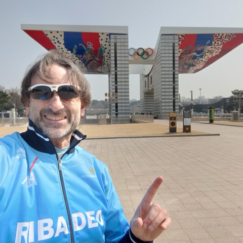 Puerta de la Paz Mundial y aros olímpicos