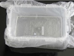 Tiếp đến bạn bắc nồi lên bếp ở lửa nhỏ sao cho hỗn hợp chỉ giữ ở mức nhiệt từ 60-80 độ C, đến khi hỗn hợp sánh lại, dẻo dẻo là được. Trong lúc đó chuẩn bị khuôn lót sẵn bao nilon hoặc giấy nến (bước này để giúp khi bánh của bạn đông lại sẽ dễ lấy ra khỏi khuôn hơn). Khi hỗn hợp đã đạt bạn cho qua rây lọc lại để thu được hỗn hợp thật sánh mịn, rồi đổ vào khuôn chờ nguội bớt thì cho vào tủ lạnh khoảng 4-5 tiếng đồng hồ.
