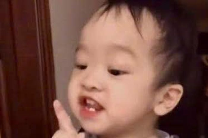 Em bé gây sốt khắp cõi mạng với meme 'nín' giờ ra sao? - Tạp chí Tri thức