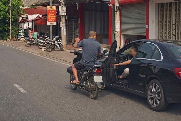 Khoảnh khắc tài xế bất ngờ mở cửa ô tô hất văng người đi xe máy xuống đường - Báo Xây Dựng