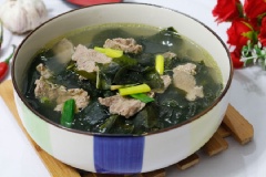 Múc canh ra tô dùng nóng với cơm. Canh rong biển thịt bò thơm mát là món ăn vừa bổ dưỡng, ngon ngọt, lại mát cơ thể. Món canh nóng hổi rất dễ ăn. Bạn có thể thử chế biến món canh này cho cả nhà trong các bữa cơm gia đình nhé!