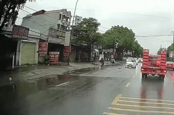 Clip gây sốc: Người đàn ông nằm trên capo ô tô đang chạy giữa phố Hà Nội - Báo Tiền Phong