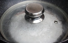 Cách làm bánh cuốn bằng chảo chống dính: Đặt chảo chống dính sâu lòng lên bếp, dùng cọ phết 1 ít dầu ăn quanh đáy chảo. Múc 1 muỗng bột làm bánh cuốn nóng cho vào chảo, nghiên chảo để bột làm bánh cuốn tráng đều chảo, tạo thành lớp bột mỏng. Đậy vung lại đợi cho bột bánh cuốn trong suốt là được.