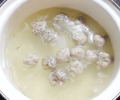 Phi thơm hành tím với 2 muỗng canh dầu ăn, đổ khoảng 1 lít nước vào, nấu sôi. Khi nước vừa sôi, cho giò sống vào cùng.