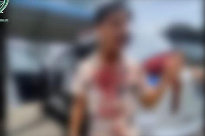 2 người đàn ông dừng ôtô, cầm que gỗ nhọn lao vào đánh nhau gây náo loạn trên cao tốc - Báo Sức Khỏe &amp; Đời Sống