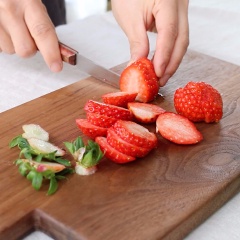 Dâu tây rửa sạch cắt lát mỏng. Cho kem phô mai vào bát, trộn đều với 1/2 muỗng canh mật ong. Trải đến bánh pizza ra một mặt phẳng, phết dàn đều 1 muỗng canh mật ong lên mặt bánh, phủ phô mai và cho vào lò nướng ở 200 độ C trong 6 phút cho phô mai tan chảy.