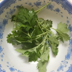 Ngải cứu mua loại non, rửa sạch và chần sơ nước sôi để giảm bớt vị đắng. Sau đó xay thật nhuyễn với một ít nước. Thêm vào 1/8 muỗng cà phệ baking soda để khử vị đắng cũng như giữ màu xanh cho bánh.