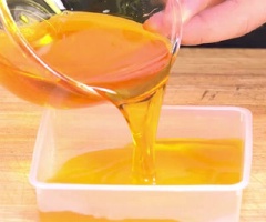 Cho hỗn hợp rau câu ra tô hoặc chén, thêm màu thực phẩm khác nhau vào rau câu, để nguội.