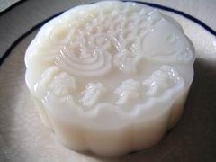 Khi bánh nguội thì cho vào tủ lạnh. Khi bánh đông lạnh thì có thể thưởng thức