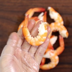 Luộc tôm thịt: Bắc nồi nước lên bếp, thêm vào 2 củ hành tím, 2 lát gừng, 1 thìa cà phê muối, cho thịt vào luộc khoảng 10 phút cho thịt vừa chín tới. Gừng và hành giúp giảm mùi hôi của thịt. Thịt chín cho vào một tô nước đá lạnh để thịt săn rồi cắt nhỏ. Tôm luộc vừa chín tới, vớt ra một tô nước đá lạnh, bóc vỏ, bỏ đầu.