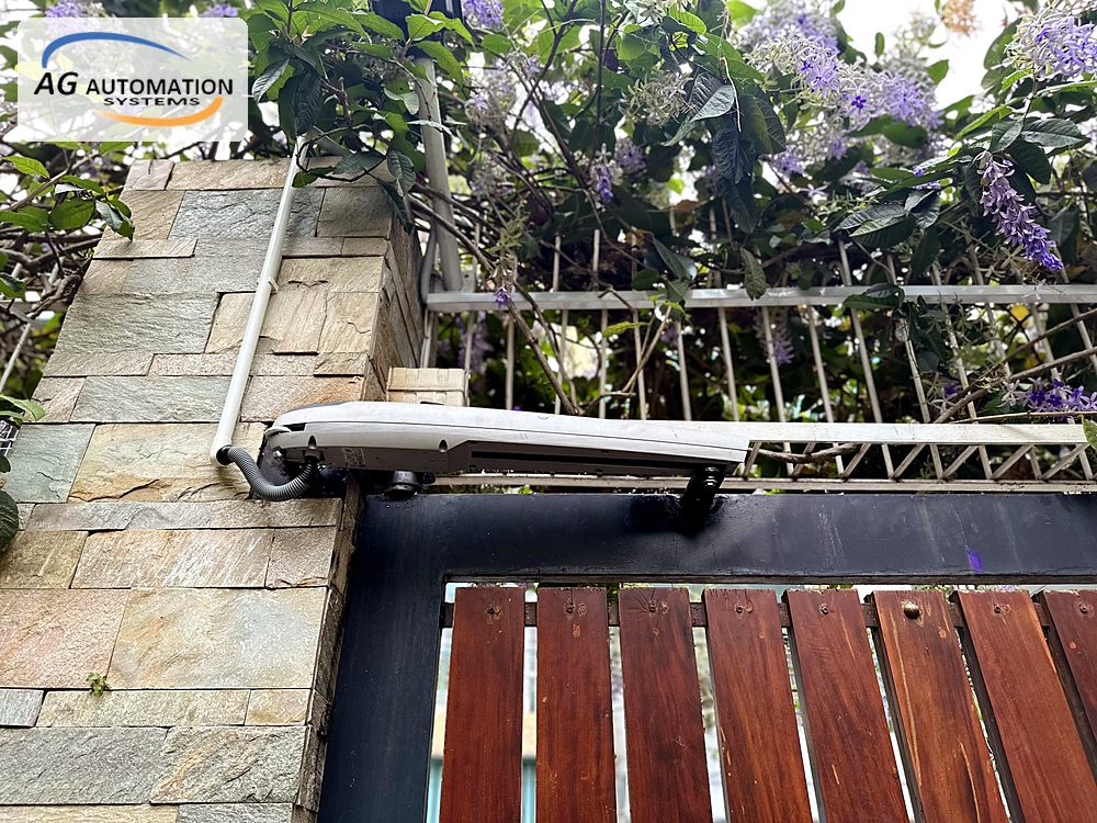 Motor tay đòn trên trụ ốp đá cổng nan gỗ - bảo dưỡng motor cổng tay đòn