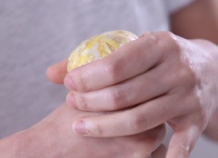 Trải 1 lớp màng bọc thực phẩm ra đĩa, cho lần lượt trứng gà, cơm, phi lê cá ngừ, tôm vào, nắm chặt tay lại.