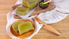 Bánh trà xanh không dùng bột mì những vẫn tạo được hình dáng là một chiếc bánh nướng chín thơm ngon, có màu xanh lục đặc trưng. Vị bánh ngọt lịm, thơm béo bơ và chocolate, thỏa hương trà xanh rất dễ chịu.