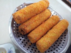 Làm nóng dầu ăn trong chảo, cho bánh mì sandwich cuộn phô mai, xúc xích vào, chiên vàng giòn. Thỉnh thoảng lật đều để món ăn không bị cháy. Vớt ra, để ráo dầu.