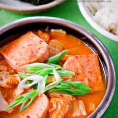 Múc canh ra tô, rắc thêm tý hành lá và thưởng thức ngay thôi nào.