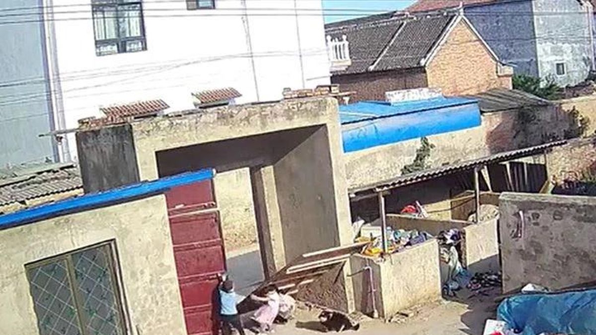 Cổng sắt đổ sập đè trúng 2 bé gái, may mắn không ai bị thương - Tạp chí Doanh Nghiệp Việt Nam