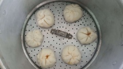 Hấp bánh bao: Lưu ý phải đợi nước thật sôi, hấp lần 1 từ 12-15 phút. trong khoảng thời gian này TUYỆT ĐỐI KHÔNG mở nắp để không ảnh hưởng đến độ nở của bánh. Lấy bánh ra để nguội. đối với bạn nào bảo quản lâu, tới giai đoạn này các bạn cho vào hộp và để úp ngược trong tủ lạnh để bánh ko bị chai.