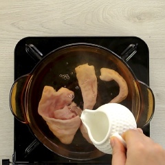 Gan heo rửa sạch, ngâm với sữa tươi không đường khoảng 10 phút, rửa sạch, cắt mỏng. Huyết heo rửa sạch, cắt miếng vừa ăn. Khấu đuôi cho muối vào chà sạch nhớt, cho rượu trắng ngâm khoảng 10 phút, xả lại nhiều lần với nước. Sau đó, trụng sơ qua nước sôi với giấm khoảng 3 phút, cắt thành miếng vừa ăn khoảng 3 cm.