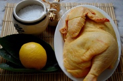Chuẩn bị các nguyên liệu: Gà rửa sạch, lá chanh rửa sạch, cắt sợi.