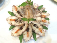 Lấy cá ra và trang trí ít rau thơm, hành ngò, ớt cho đẹp. Dọn ăn cơm hoặc cuốn bánh tráng nhé! Chúc mọi người thành công!