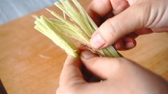 200gr sả cây bạn chỉ lấy phần non ở giữa rồi đập dập, dùng tay xé nhuyễn rồi ướp sả với 1/2 muỗng canh hạt nêm, 1/2 muỗng canh nước mắm, 2 muỗng canh bột chiên giòn. Trộn thật đều rồi bạn đem chiên ngập dầu nhé.