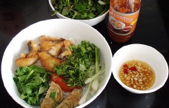 Chuẩn bị rau thơm ăn kèm, tương ớt và 1 chén nước mắm tỏi ớt ăn kèm. Đun nước dùng thật sôi và chan vào tô bún, dùng nóng.