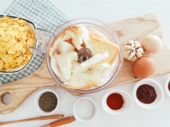 Lần lượt cho hỗn hợp vào cối xay. Thịt gà, hành tây, tỏi, bánh mì sandwich, xay cho đến khi hỗn hợp nhuyễn vừa. Lưu ý đừng xay quá nhuyễn sẽ khiến hỗn hợp khó kết dính và bị mềm, dễ chảy nước.