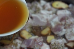 Ướp cá, thịt với 2 muỗng canh nước mắm trong vòng 15 phút cho ngấm. Phần lá chè còn lại vò nát để lên phía trên.