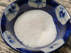 Trộn đều 50gr đường, 2.5gr bột rau câu rồi cho vào 250ml nước đang sôi.