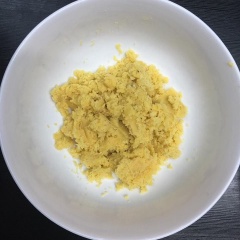 Trong lúc chờ cá, khoai tây gọt vỏ, cắt khúc, hấp chín, nghiền nhuyễn. Thêm 1/3 bịch sữa tươi không đường, 1/3 muỗng cà phê muối, 1/3 muỗng cà phê tiêu vào, trộn đều tạo vị mặn mặn, vừa ăn.