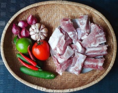 Thịt sơ chế sạch với nước muối loãng & giấm, sau đó trụng qua nồi nước đang sôi để loại bỏ bọt bẩn, rồi rửa lại với nước. Để ráo