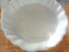 Cho nước cốt dừa, sữa đặc và muối vào trong một nồi, hâm nóng rồi để nguội(mình không dùng bột năng).