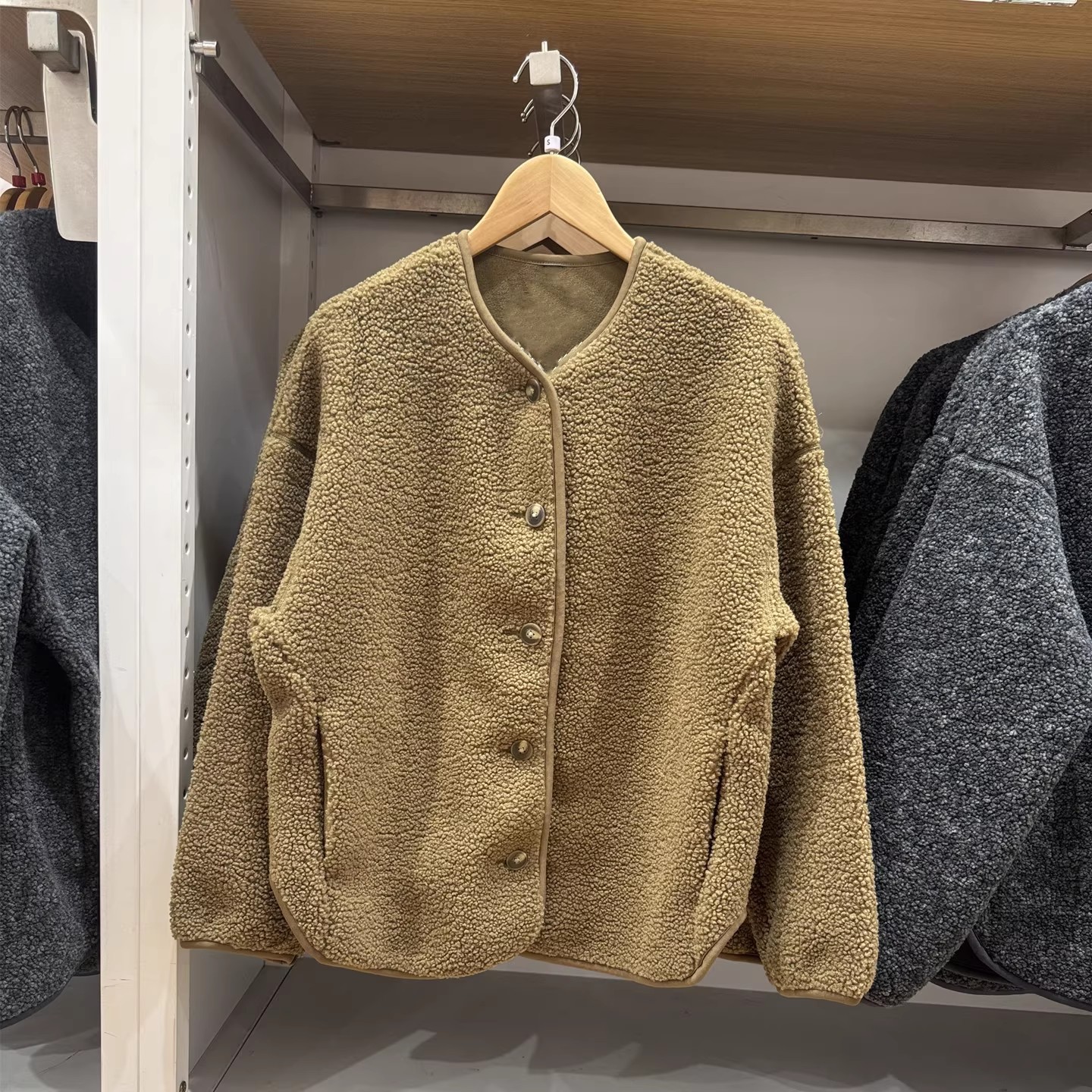 Lässige Fleece-Strickjacke mit Lammfell-Optik