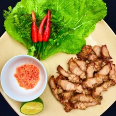 Thái thịt diềm heo bày ra đĩa cùng với cải xanh và rau mùi. Khi ăn các bạn xếp thịt diềm heo và rau mùi vào lá cải quấn lại, phần nước chấm các bạn vắt vào một chút nước cốt chanh + hạt tiêu. Thịt diềm heo quấn cải xanh chấm với nước chấm này rất ngon.