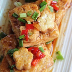 Cho món ăn ra đĩa và dùng với cơm nóng nhé! Vừa ngon vừa hấp dẫn, lôi cuốn thế này ai mà chẳng muống ăn.
